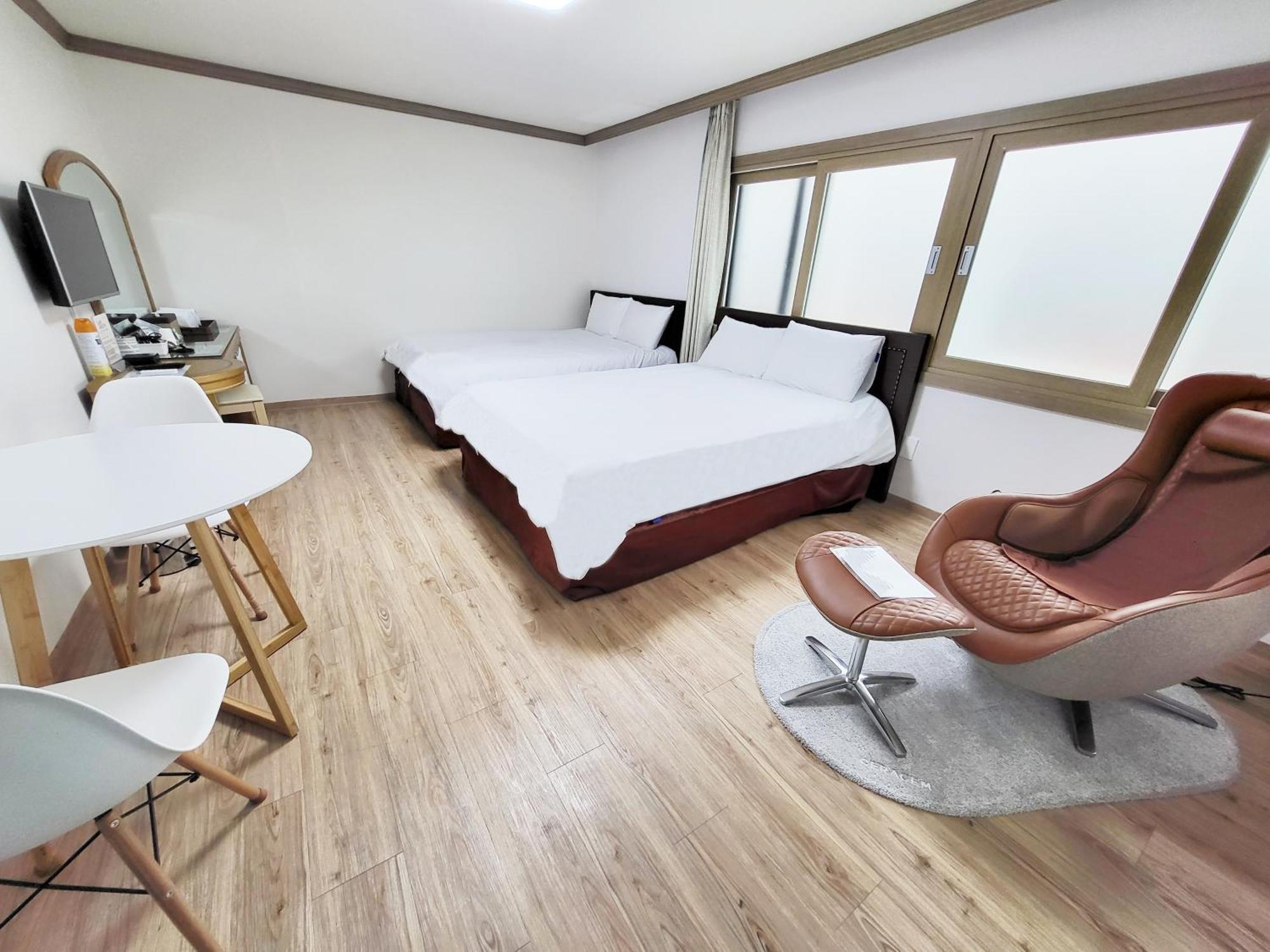 Top Island Hotel Jeju Exteriör bild